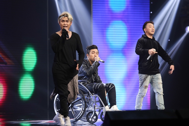 X-Factor: Nhóm nhạc có thành viên ngồi xe lăn diễn sung, khiến giám khảo lắc lư - Ảnh 2.