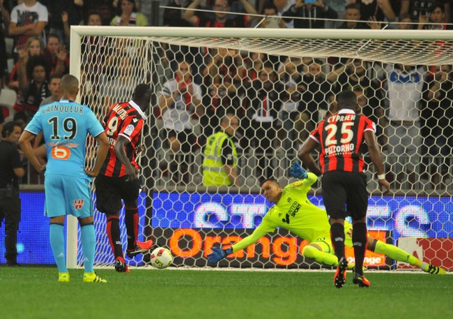 Balotelli lập cú đúp giúp đội bóng mới leo lên ngôi nhì bảng - Ảnh 3.