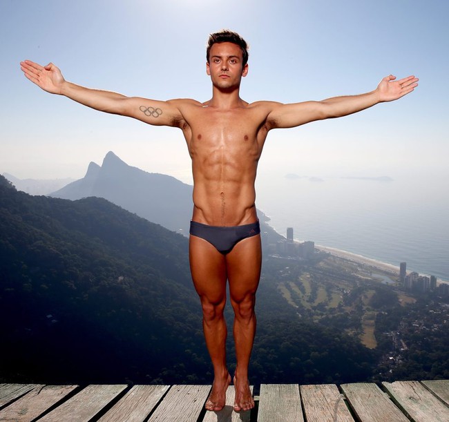 Mỹ nam đồng tính Tom Daley thiết kế trang phục đặc biệt để tránh... lộ hàng - Ảnh 1.