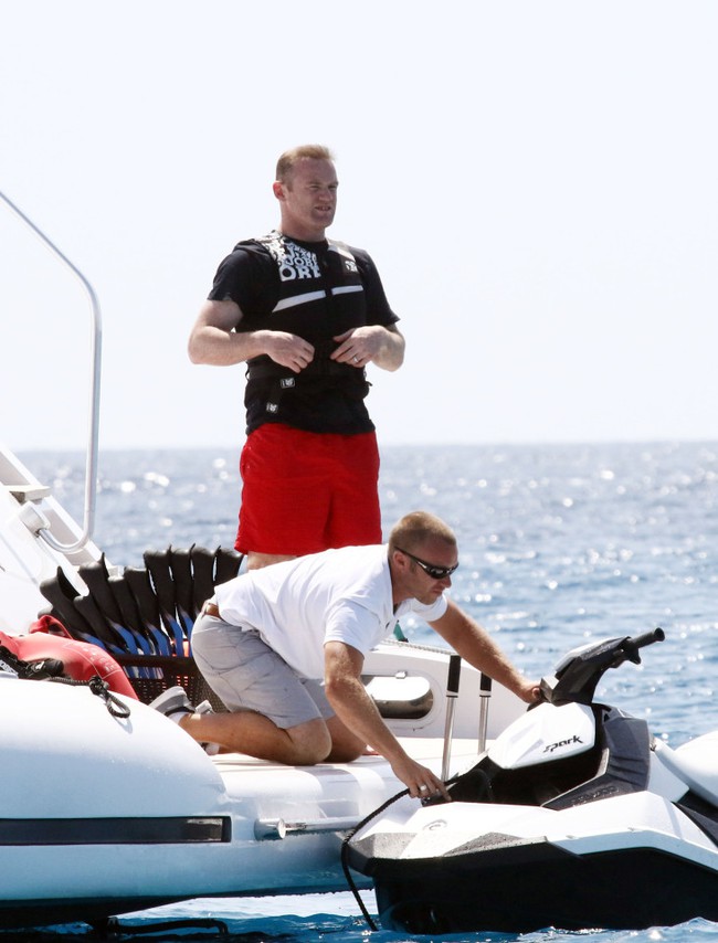 Rooney đi m&aacute;y bay v&eacute; 2,6 triệu, thu&ecirc; si&ecirc;u du thuyền 3,5 tỷ đồng - Ảnh 3.