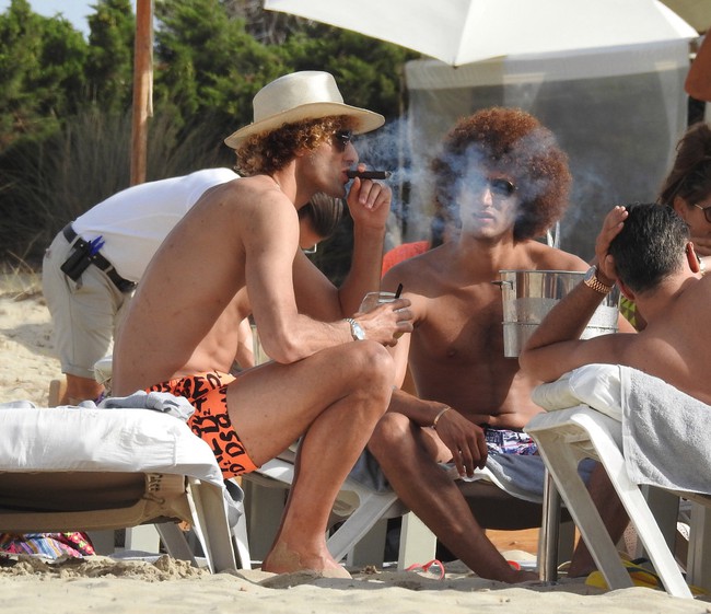 Fellaini phì phèo hút xì-gà ở bãi biển - Ảnh 3.