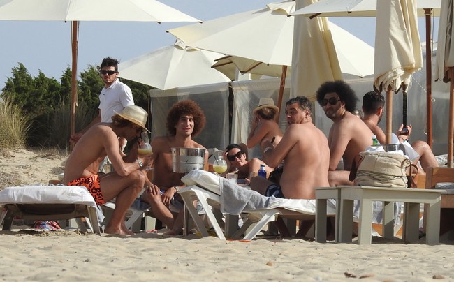 Fellaini phì phèo hút xì-gà ở bãi biển - Ảnh 1.
