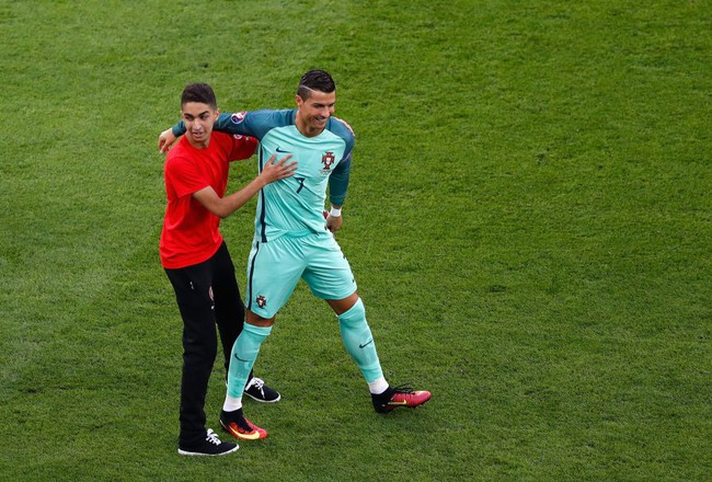 Tự ti v&igrave; chiều cao khi&ecirc;m tốn, Ronaldo gắng hết sức kiễng ch&acirc;n chụp ảnh - Ảnh 5.