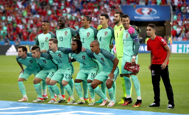 Tự ti v&igrave; chiều cao khi&ecirc;m tốn, Ronaldo gắng hết sức kiễng ch&acirc;n chụp ảnh - Ảnh 3.