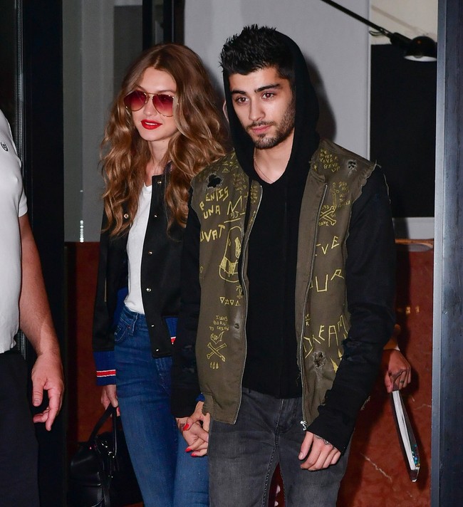 Xuất hiện cực đẹp ở s&acirc;n bay, Gigi v&agrave; Zayn xứng danh cặp đ&ocirc;i ăn ảnh nhất showbiz thế giới - Ảnh 12.