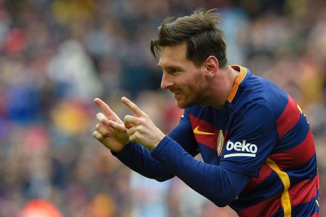Messi bất ngờ khoe m&aacute;i t&oacute;c v&agrave;ng bạch kim lạ lẫm - Ảnh 4.