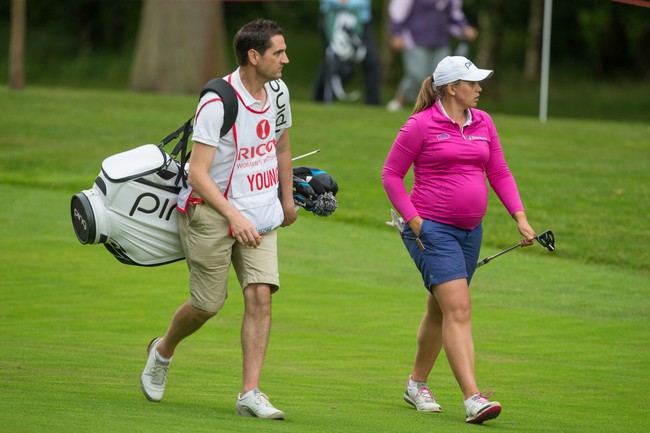 Bà bầu 7 tháng gây sốt ở giải golf Anh - Ảnh 2.