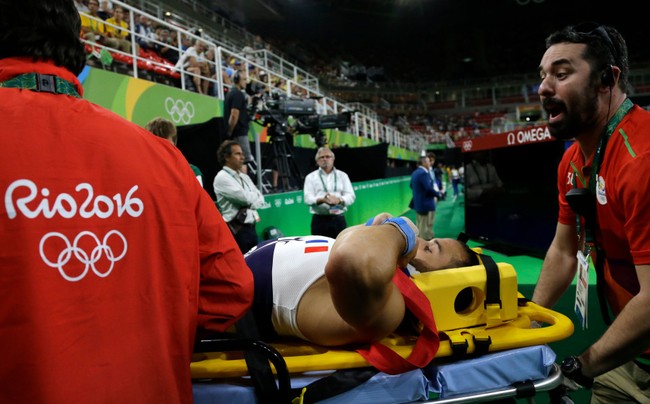 Ca chấn thương ghê rợn đầu tiên ở Olympic Rio 2016 - Ảnh 8.