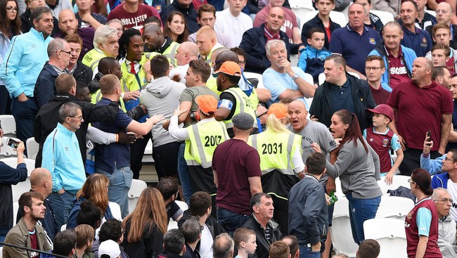 Ngán ngẩm cảnh CĐV đánh nhau, West Ham ra lệnh cấm bán bia trên sân nhà  - Ảnh 3.