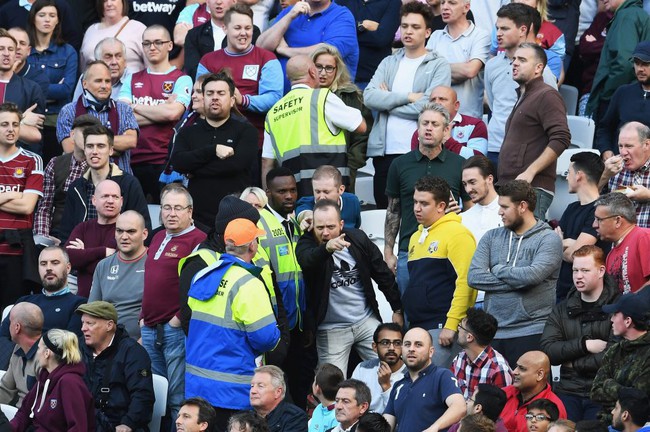 Ngán ngẩm cảnh CĐV đánh nhau, West Ham ra lệnh cấm bán bia trên sân nhà  - Ảnh 2.