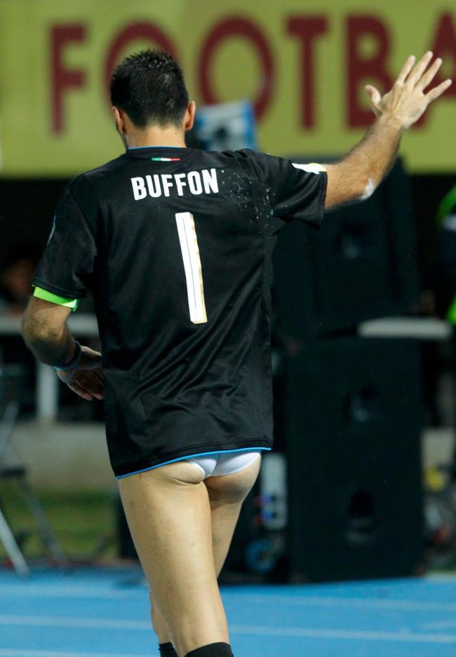 Buffon thản nhiên cởi quần ăn mừng trận thắng kịch tính - Ảnh 3.