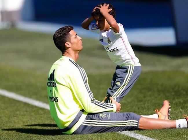 Cha nào con nấy: Ronaldo Junior ghi bàn ngay trong trận ra mắt CLB nhí - Ảnh 1.