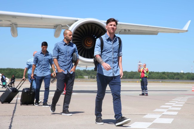 D&agrave;n sao Man City tới s&acirc;n bay với set đồ hiệu trị gi&aacute; hơn 120 triệu VNĐ - Ảnh 5.