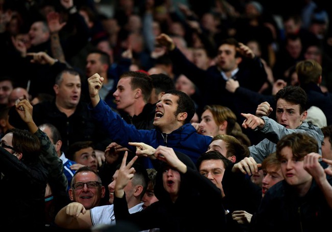 West Ham xem x&eacute;t cấm vĩnh viễn c&aacute;c CĐV l&agrave;m loạn ở trận đấu với Chelsea - Ảnh 7.