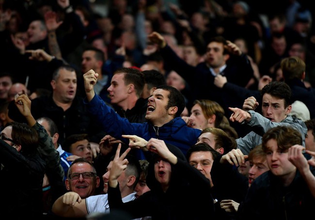 West Ham xem xét cấm vĩnh viễn các CĐV làm loạn ở trận đấu với Chelsea - Ảnh 7.