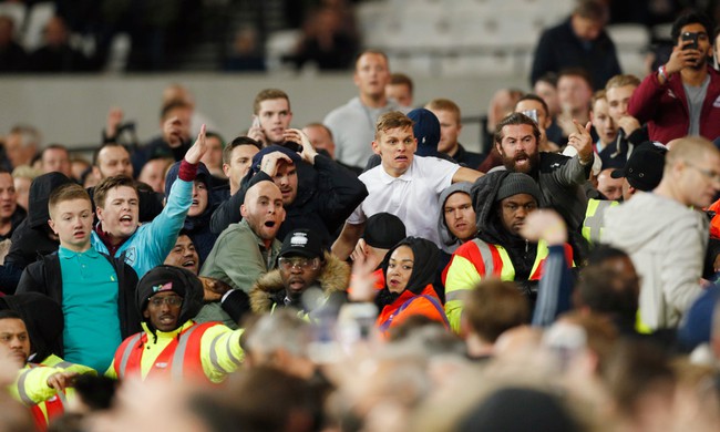 West Ham xem x&eacute;t cấm vĩnh viễn c&aacute;c CĐV l&agrave;m loạn ở trận đấu với Chelsea - Ảnh 3.
