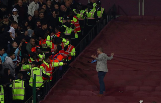 West Ham xem xét cấm vĩnh viễn các CĐV làm loạn ở trận đấu với Chelsea - Ảnh 6.