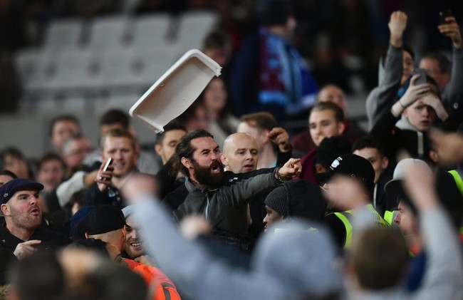 West Ham xem x&eacute;t cấm vĩnh viễn c&aacute;c CĐV l&agrave;m loạn ở trận đấu với Chelsea - Ảnh 4.