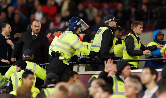 West Ham xem xét cấm vĩnh viễn các CĐV làm loạn ở trận đấu với Chelsea - Ảnh 9.
