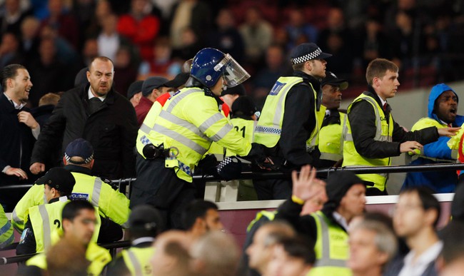 West Ham xem x&eacute;t cấm vĩnh viễn c&aacute;c CĐV l&agrave;m loạn ở trận đấu với Chelsea - Ảnh 9.