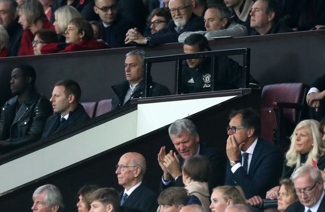 Mourinho bị đuổi lên khán đài vì dám bật trọng tài - Ảnh 5.