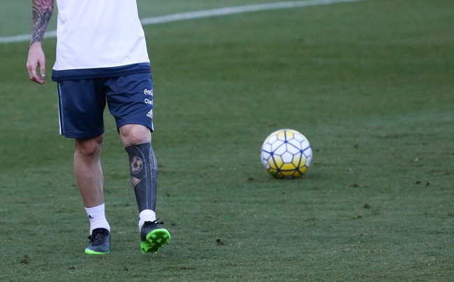 Hình xăm trên chân Messi: Hãy xem những hình xăm trên chân của Messi! Sự sáng tạo và tinh tế của hình xăm sẽ khiến bạn ngạc nhiên và cảm thấy thích thú về người đàn ông này.