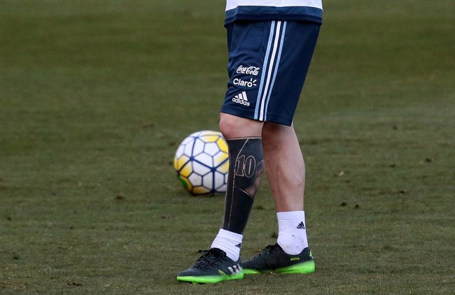 Messi xóa hết hình xăm cũ ở chân, thay bằng hình mới cực độc - Ảnh 5.