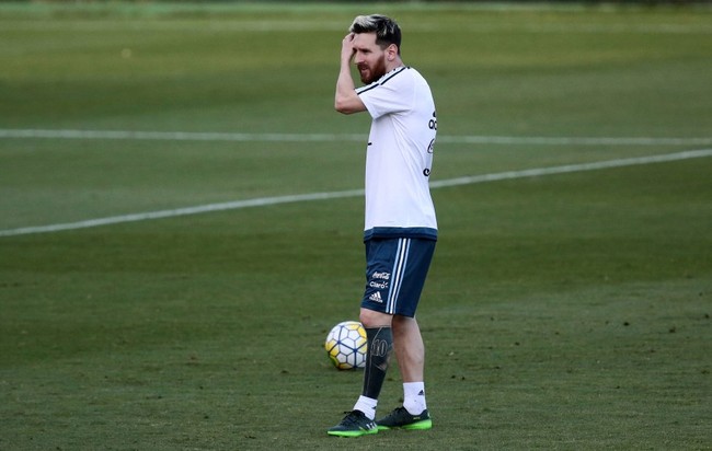 Messi xóa hết hình xăm cũ ở chân, thay bằng hình mới cực độc - Ảnh 3.