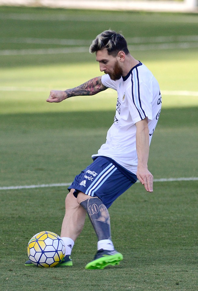Messi xóa hết hình xăm cũ ở chân, thay bằng hình mới cực độc - Ảnh 2.