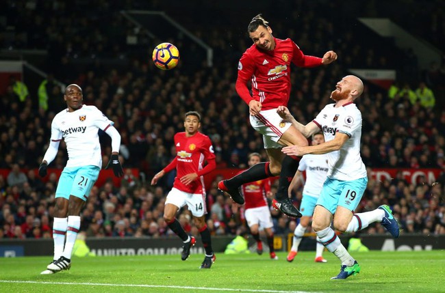 Pogba, Ibrahimovic nản lòng trước bức tường xuất sắc nhất vòng 13 Premier League - Ảnh 3.