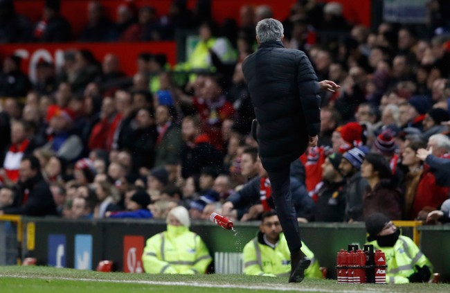 Mourinho từng đập nát iPad ngoài đường biên - Ảnh 2.