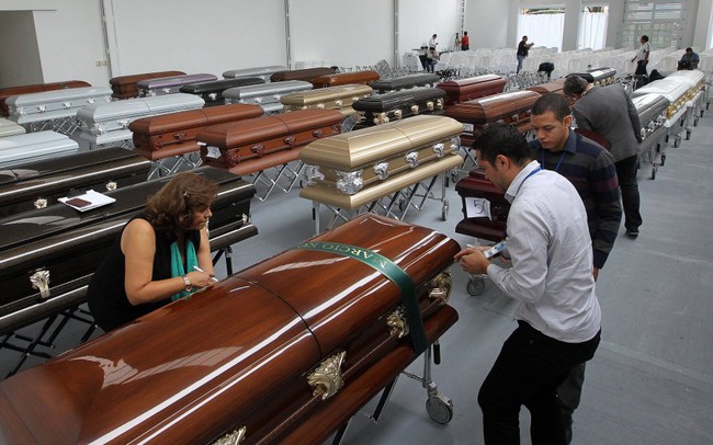 Hình ảnh đầy đau xót trong nhà tang lễ nơi đặt thi hài 19 cầu thủ Chapecoense xấu số - Ảnh 5.