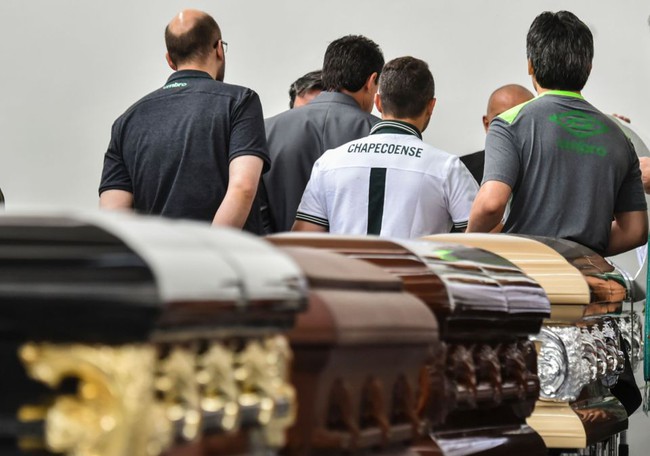 Hình ảnh đầy đau xót trong nhà tang lễ nơi đặt thi hài 19 cầu thủ Chapecoense xấu số - Ảnh 6.