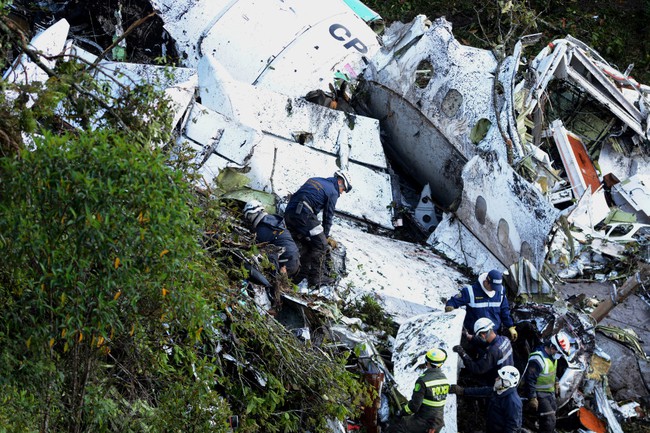 Kỳ diệu: Nằm trong viện sau vụ rơi máy bay, cầu thủ Chapecoense tuyên bố sẽ trở lại sân cỏ - Ảnh 1.