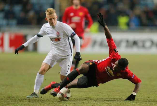 Pogba cởi áo ném tặng, fan nữ cảm động phát khóc - Ảnh 1.