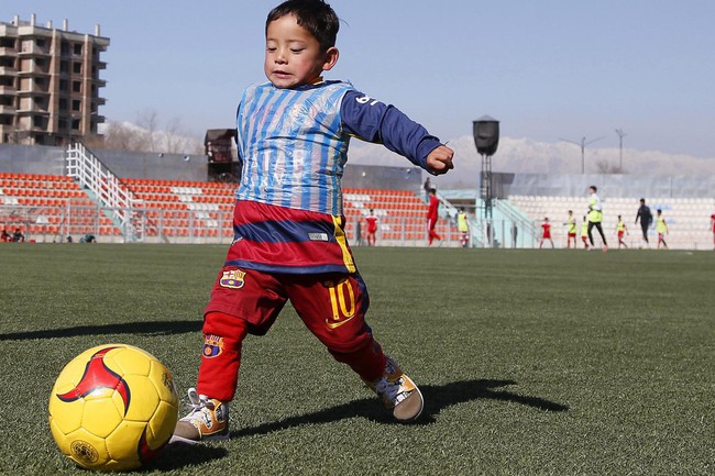 Cậu b&eacute; ngh&egrave;o l&agrave;m &aacute;o đấu Messi bằng t&uacute;i nilon bị đe dọa bắt c&oacute;c, tống tiền - Ảnh 2.