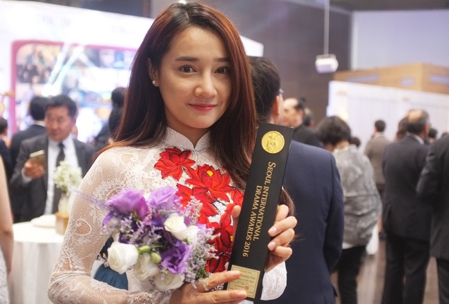 Chụp h&igrave;nh th&acirc;n thiết b&ecirc;n mỹ nam Song Joong Ki, Nh&atilde; Phương trở th&agrave;nh c&ocirc; g&aacute;i được ghen tị nhất - Ảnh 5.