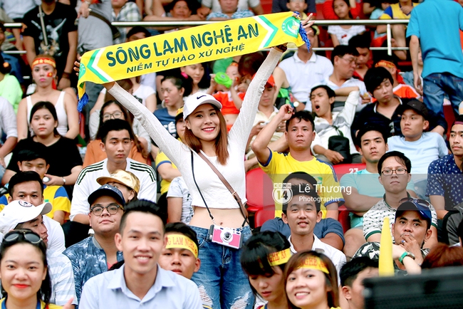 Fan nữ khuấy động trận đấu tr&agrave;n ngập tiếng cười giữa đội nghệ sỹ v&agrave; sao xứ Nghệ - Ảnh 3.