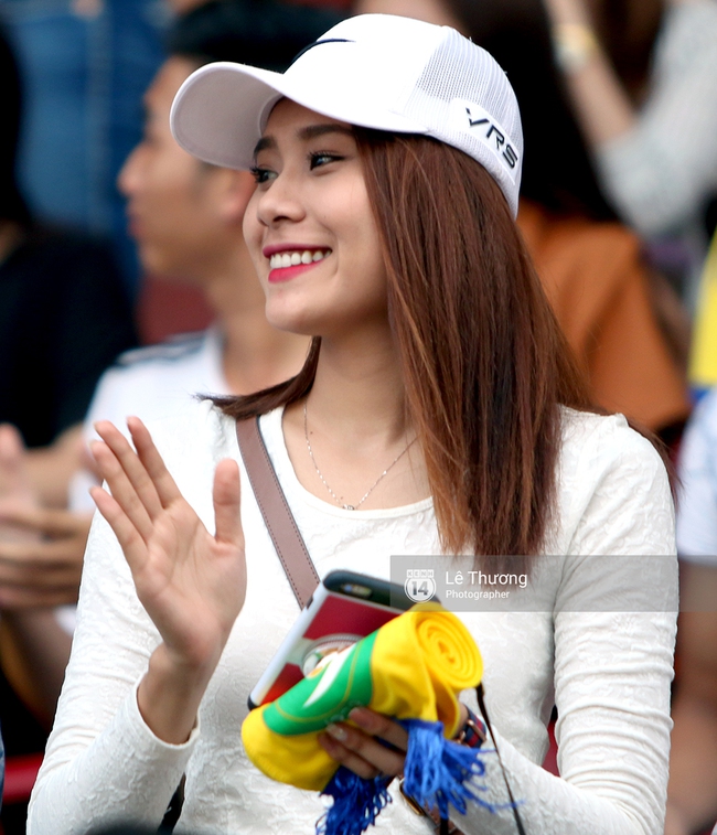 Fan nữ khuấy động trận đấu tràn ngập tiếng cười giữa đội nghệ sỹ và sao xứ Nghệ - Ảnh 2.