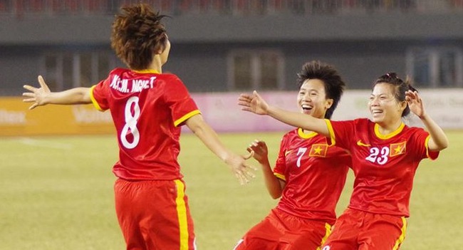Thắng nghẹt thở Myanmar, tuyển nữ Việt Nam gặp Thái Lan ở chung kết AFF Cup 2016 - Ảnh 2.