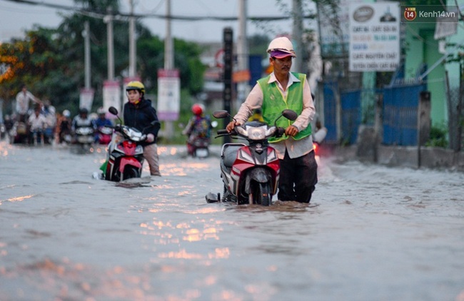 Nắng n&oacute;ng nhiều ng&agrave;y ở S&agrave;i G&ograve;n, đường phố vẫn ngập l&ecirc;nh l&aacute;ng v&igrave; triều cường - Ảnh 19.