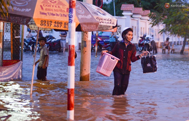 Nắng n&oacute;ng nhiều ng&agrave;y ở S&agrave;i G&ograve;n, đường phố vẫn ngập l&ecirc;nh l&aacute;ng v&igrave; triều cường - Ảnh 20.