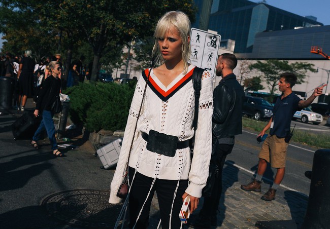 Phong c&aacute;ch ph&oacute;ng kho&aacute;ng, thực tế ăn s&acirc;u v&agrave;o m&aacute;u giới mộ điệu thời trang tại NYFW - Ảnh 42.