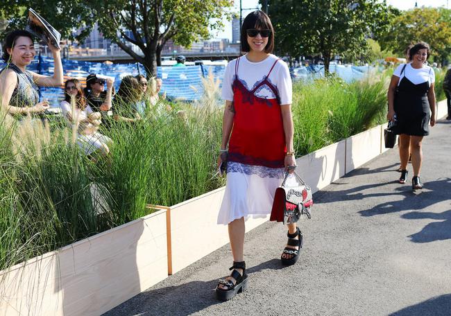 Phong c&aacute;ch ph&oacute;ng kho&aacute;ng, thực tế ăn s&acirc;u v&agrave;o m&aacute;u giới mộ điệu thời trang tại NYFW - Ảnh 6.