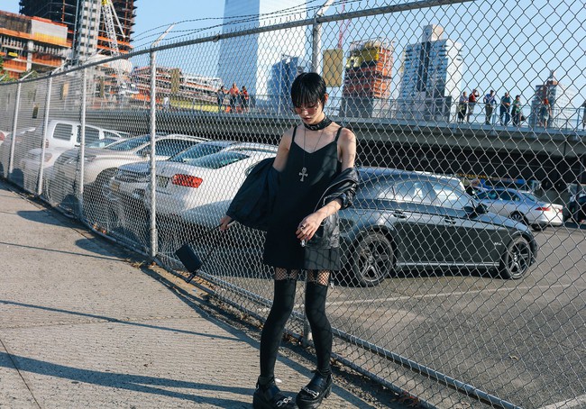 Phong c&aacute;ch ph&oacute;ng kho&aacute;ng, thực tế ăn s&acirc;u v&agrave;o m&aacute;u giới mộ điệu thời trang tại NYFW - Ảnh 3.