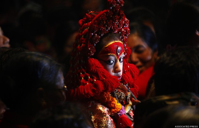 Nữ thần sống Nepal - tuổi thơ khác biệt của những bé gái tại Kathmandu - Ảnh 2.