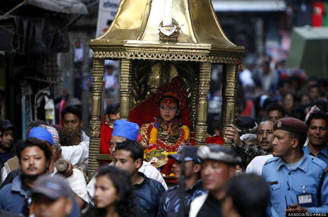 Nữ thần sống Nepal - tuổi thơ khác biệt của những bé gái tại Kathmandu - Ảnh 4.