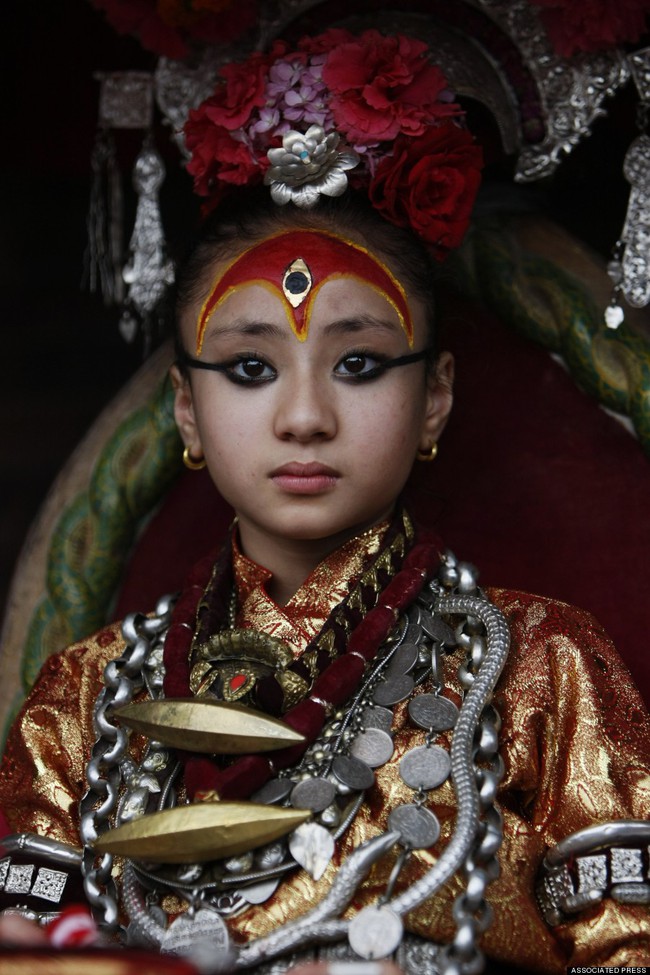 Nữ thần sống Nepal - tuổi thơ khác biệt của những bé gái tại Kathmandu - Ảnh 3.