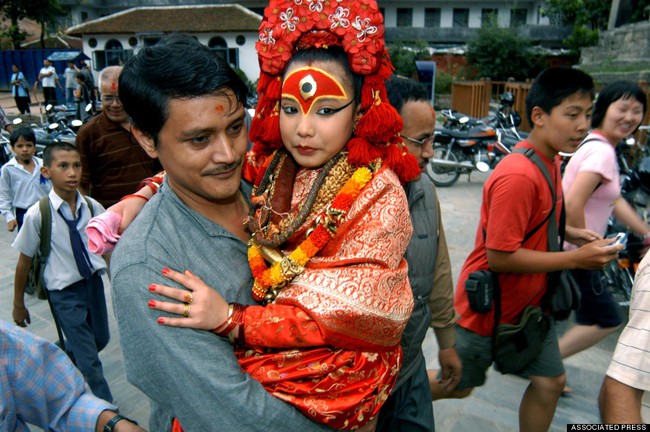 Nữ thần sống Nepal - tuổi thơ khác biệt của những bé gái tại Kathmandu - Ảnh 5.
