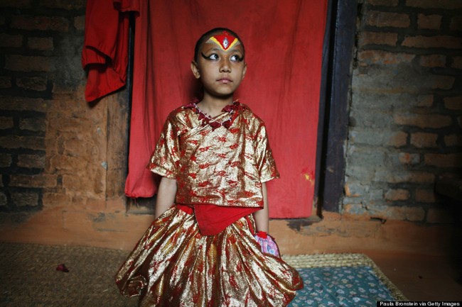 Nữ thần sống Nepal - tuổi thơ khác biệt của những bé gái tại Kathmandu - Ảnh 7.